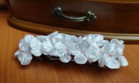 Sponka s jemnými kvetmi, 