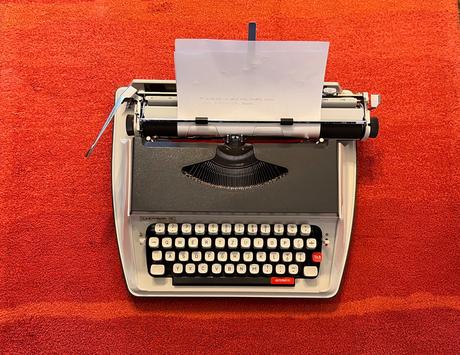 Mechanický kufríkový písací stroj chevron 5,