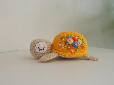 Korytnačka s vyšívanými kvietkami (rôzne farby), 