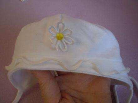 Elegantná bielučká čiapočka s kvetinkou, 74