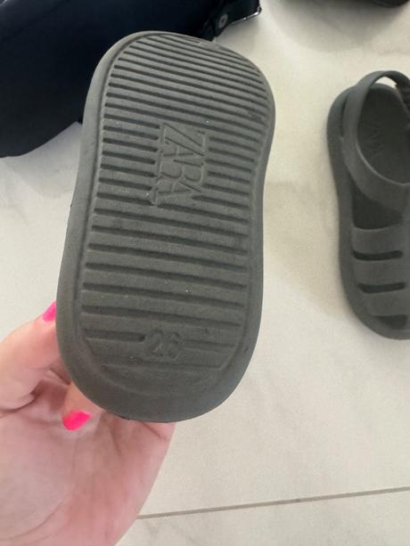 Pogumované sandále, zara,26