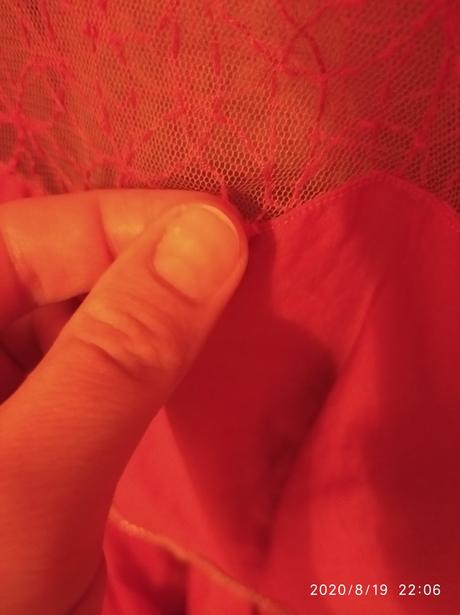 Spoločenské saty so zlatým pasom, l