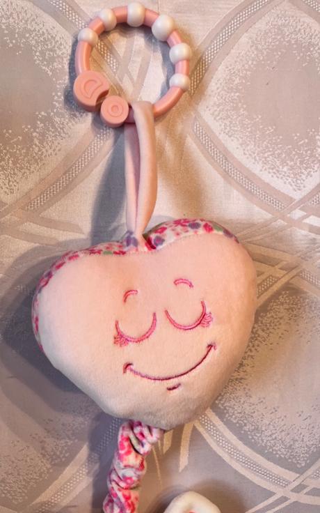 Nadherna hracka na zavesenie hra a vibruje,