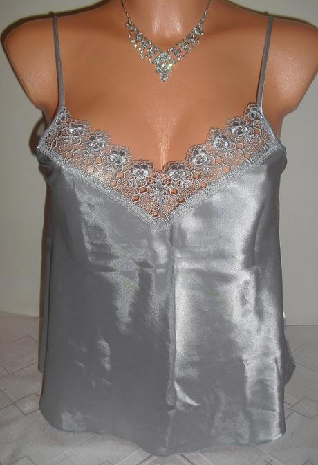 Strieborna satenova kosielka, l