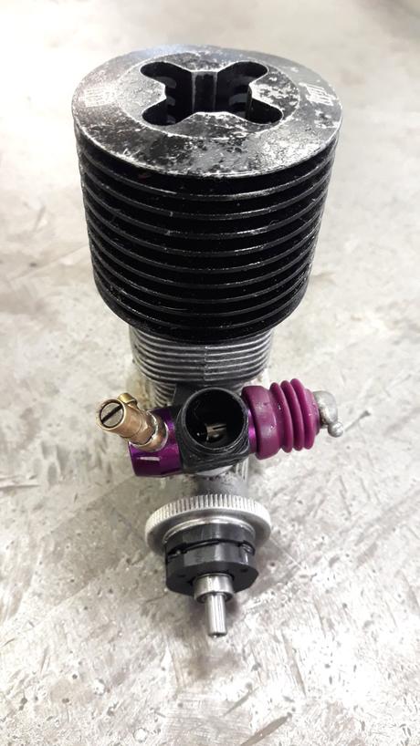 Benzinové auto na diaľkové ovládanie,