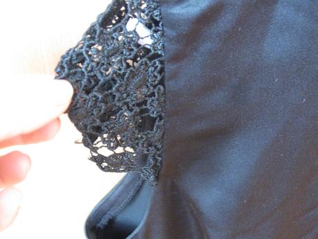 Čierne slávnostné šaty, 42