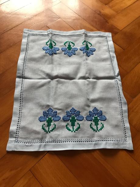 Výšivka - modré kvetinky, 