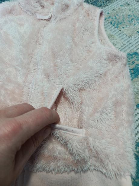 Dievčenská chlpatá vestička, 104