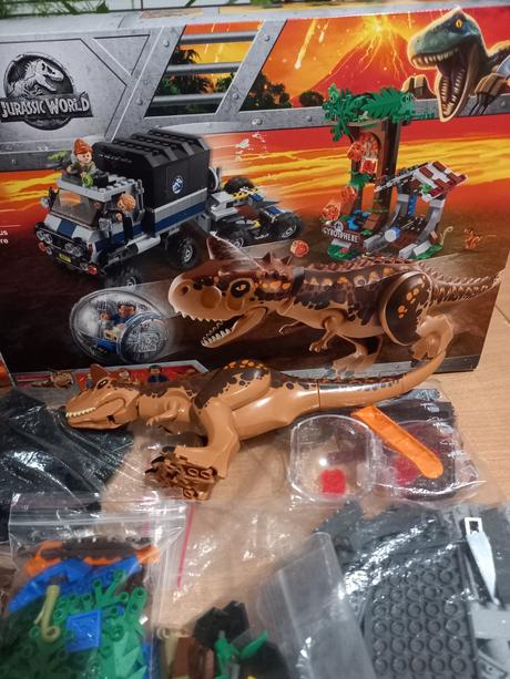 Lego 75929 útek carnotaurus jurský park, 