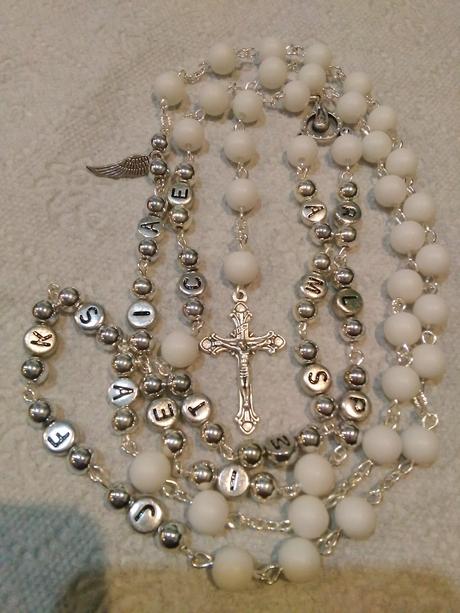 Ruženec s menom a dátumom,