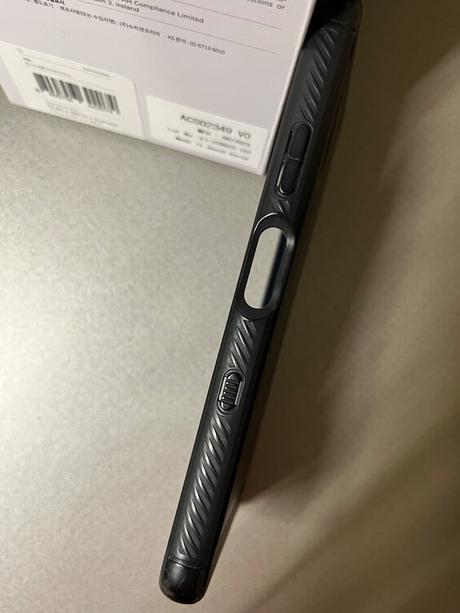 Kryt na mobil spigen, 