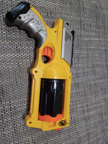 Pištoľ - nerf,