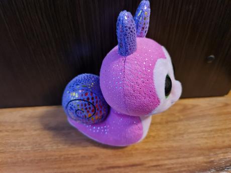 Krásny slimák s trblietavými očkami v super stave, 