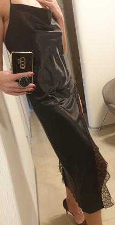 Čipkované satenove sexy šaty s razporkom, s