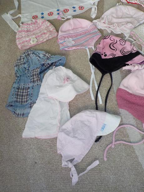 Čiapky cena spolu za 13 ks (jarné, letné, zimné), 74