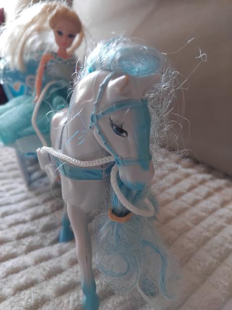 Kôň s kočom a bábikou, 