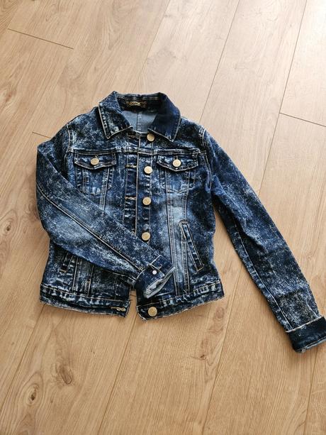 Džínsová bunda so zlatými cvokmi, s