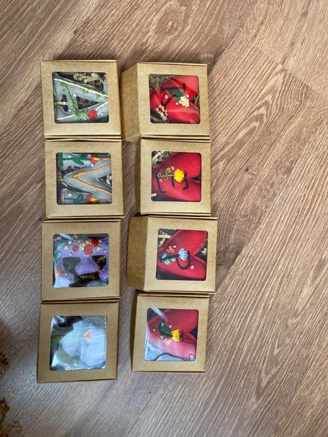 Ručne vyšívana ozdoba na kočík / ruksak, 