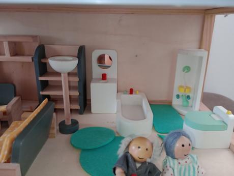 Drevený domček s vybavením,