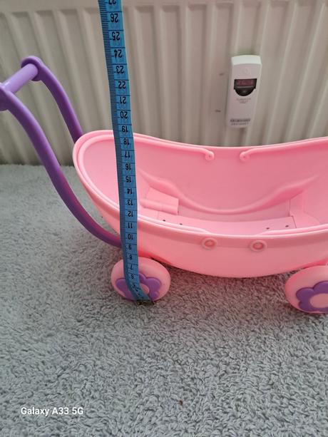 Bábika s kočiarikom/kolískou,