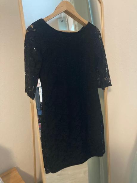 Male čierne šaty, m