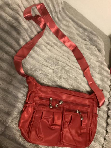 Červená taška s veľa vreckami, 