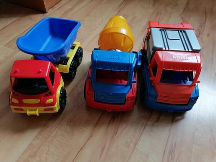 Väčšie plastové autá,