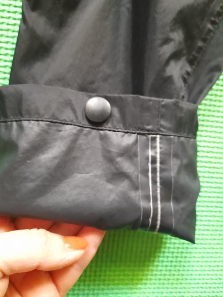 Nohavice do dažďa, 104