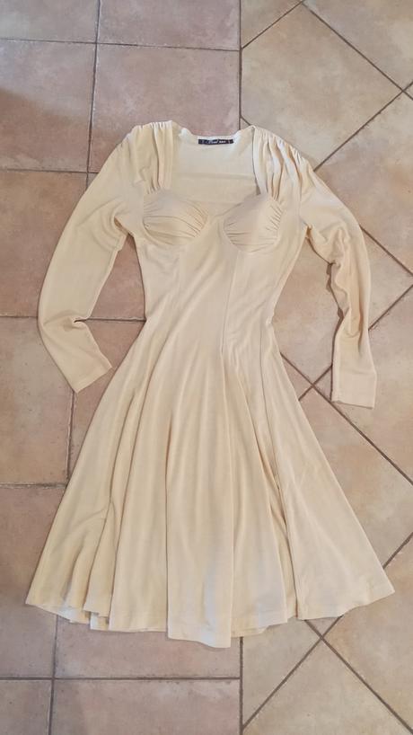 Krásne korzetové šaty, s