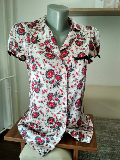 Saténová blúzka, 38