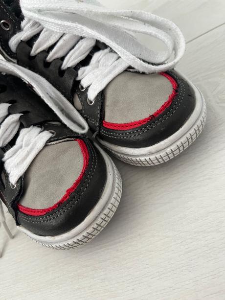 Členkové tenisky, 29