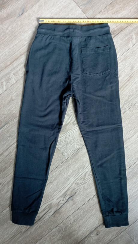 Čiernosivé tepláky (už s poštovným), 146