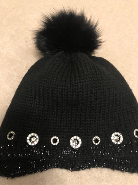 Čierna ciapka s kozusinovym brmbolcom,