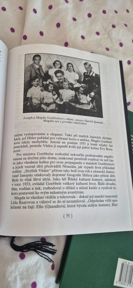 Knihy ženy nacistů 1 a 2, 