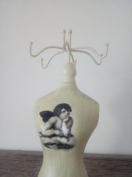 Stojan na bizuteriu, 