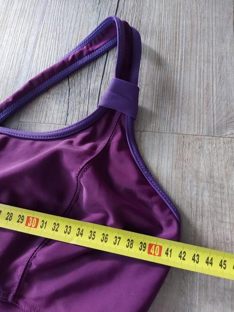 Bordovo fialové plavky, 42