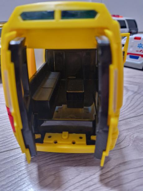 26de_policajne auta a sanitky,