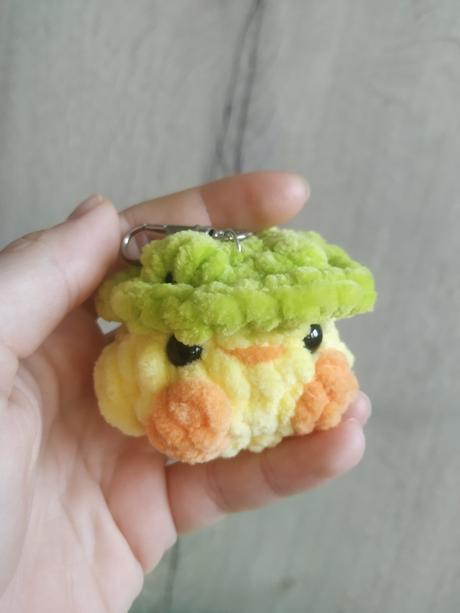 (kľúčenka) kuriatko s žabaciou čiapočkou, 