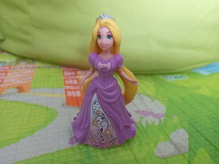 Rapunzel bábika a magic clip šaty,