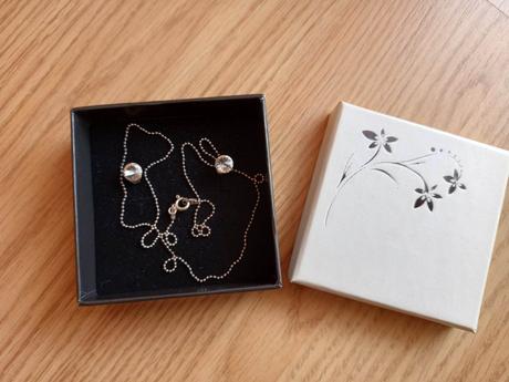 Set náušníc a retiazky, 