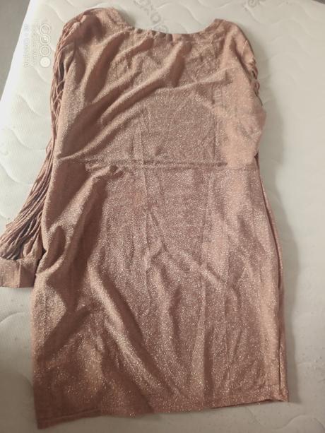 Trblietavé šaty, 44