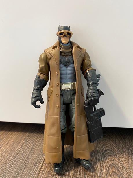 Batman v kabáte + okuliare + zbraň, 