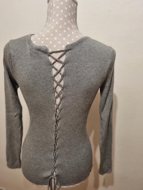 Tenký sivý svetrík so šnurovaním veľ. s, s