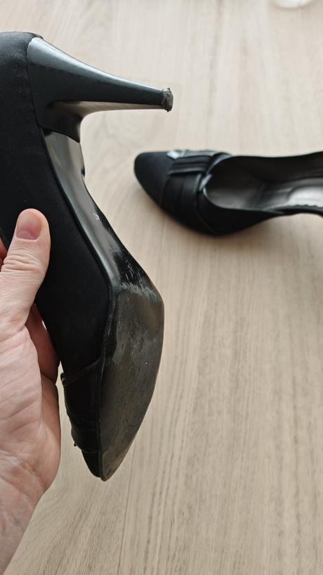 Cierne zamatove lodicky, 40