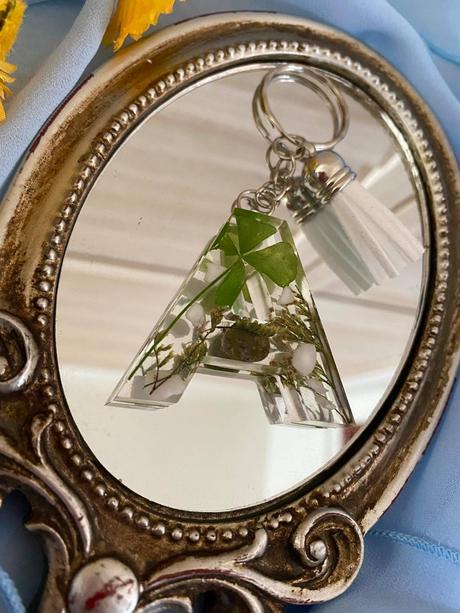 Ručne vyrobené živicové kľúčenky, 