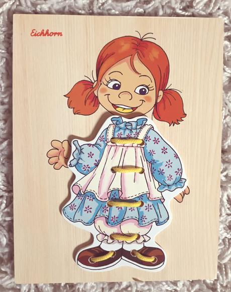 Drevená zábavná "obliekačka/navliekačka",