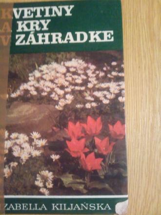 Kvetiny a kry v záhrade ô,