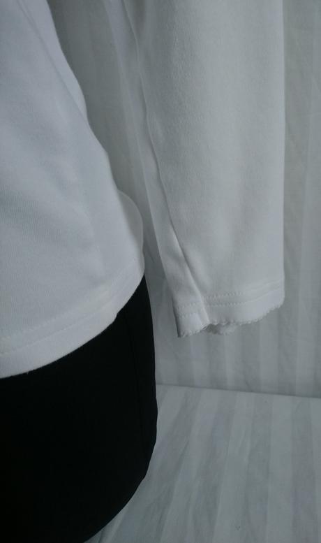 Elastický biely top, kamienky okolo výstrihu italy, m