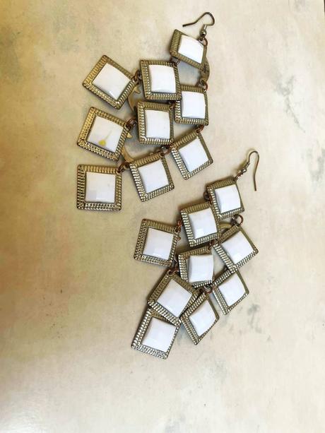 Výrazné visiace náušnice,