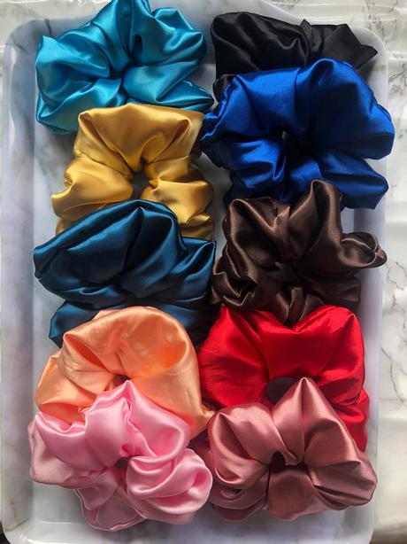 Saténová gumička scrunchie krémová, 